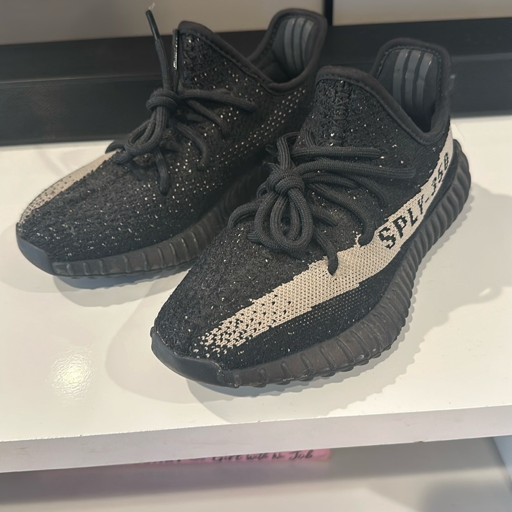 Yeezy boosts 350 v2 Oreo size 4.5 men’s